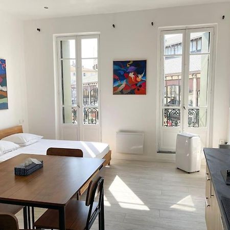 Vue Sur La Place Des Halles, Art Apparts Beziers Luaran gambar
