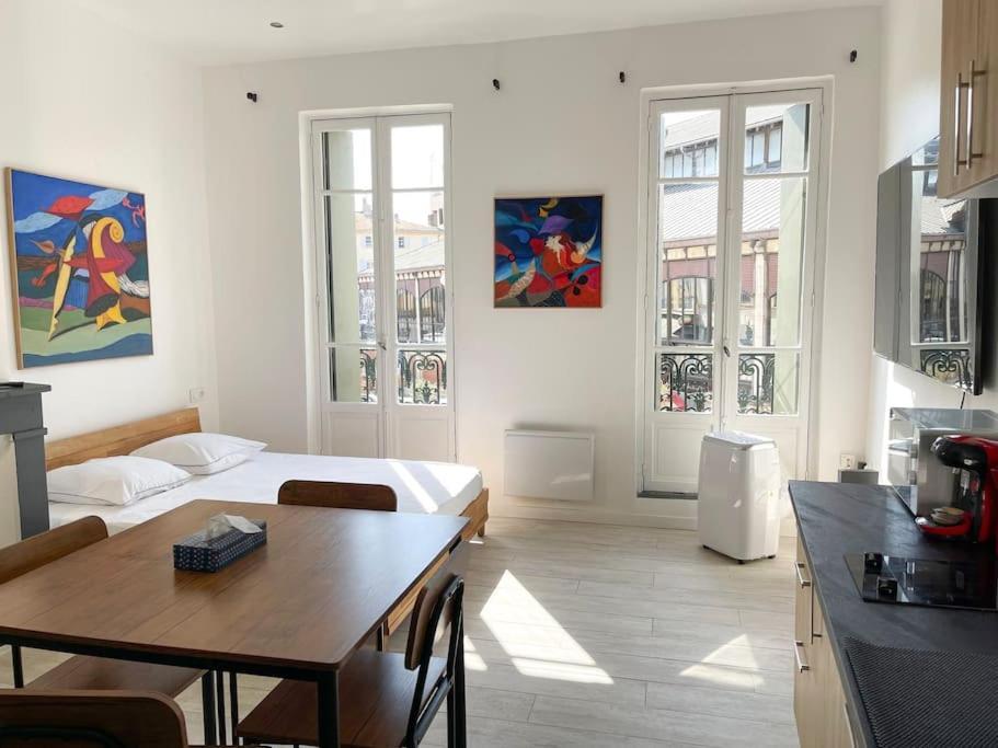 Vue Sur La Place Des Halles, Art Apparts Beziers Luaran gambar