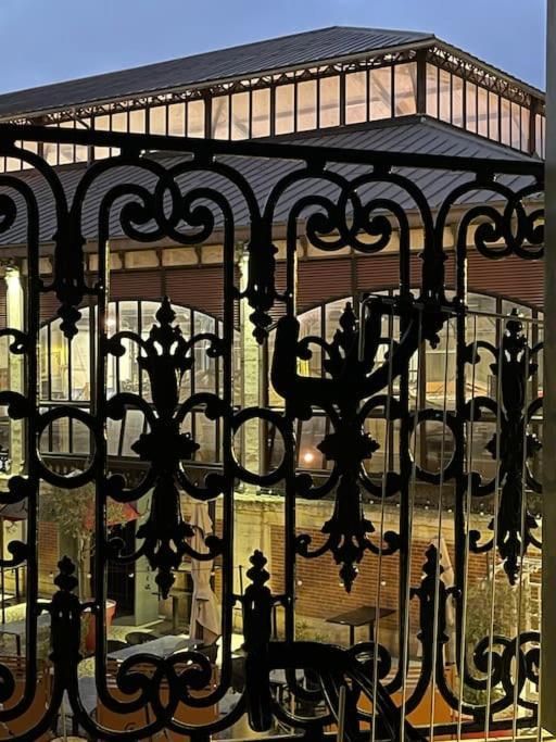 Vue Sur La Place Des Halles, Art Apparts Beziers Luaran gambar
