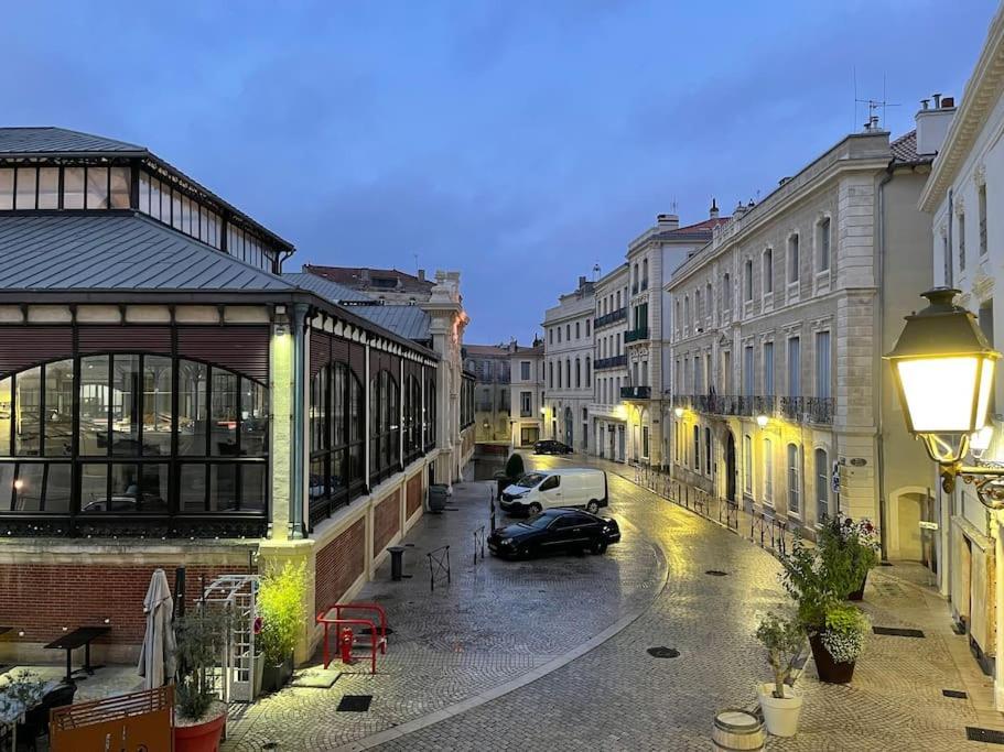 Vue Sur La Place Des Halles, Art Apparts Beziers Luaran gambar