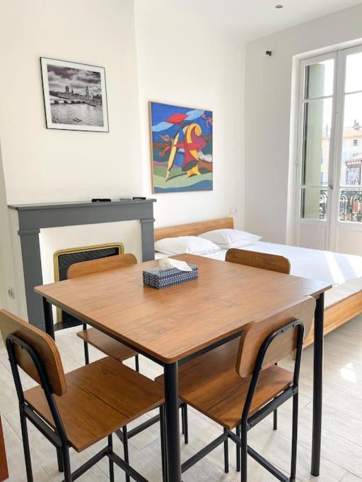 Vue Sur La Place Des Halles, Art Apparts Beziers Luaran gambar